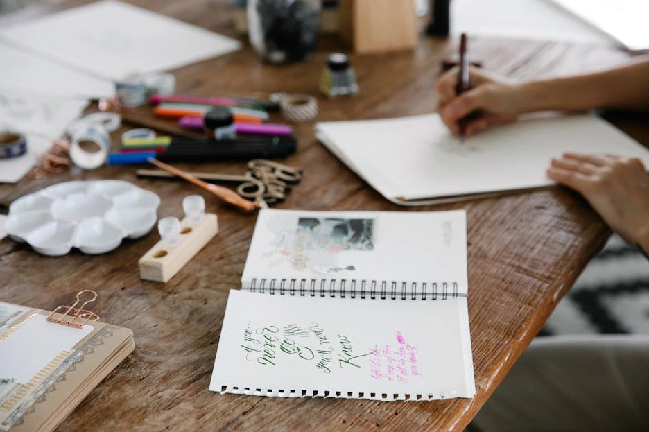 Osoba si zapisuje strategické cíle do poznámkového bloku.