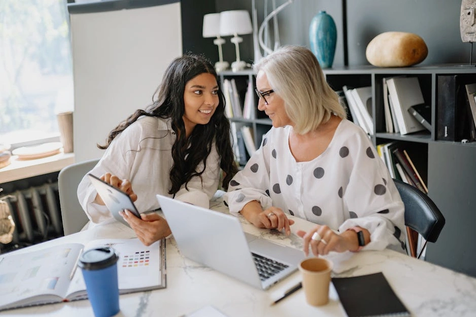 Tým konzultantů Success Bridge analyzuje mezinárodní tržní data.